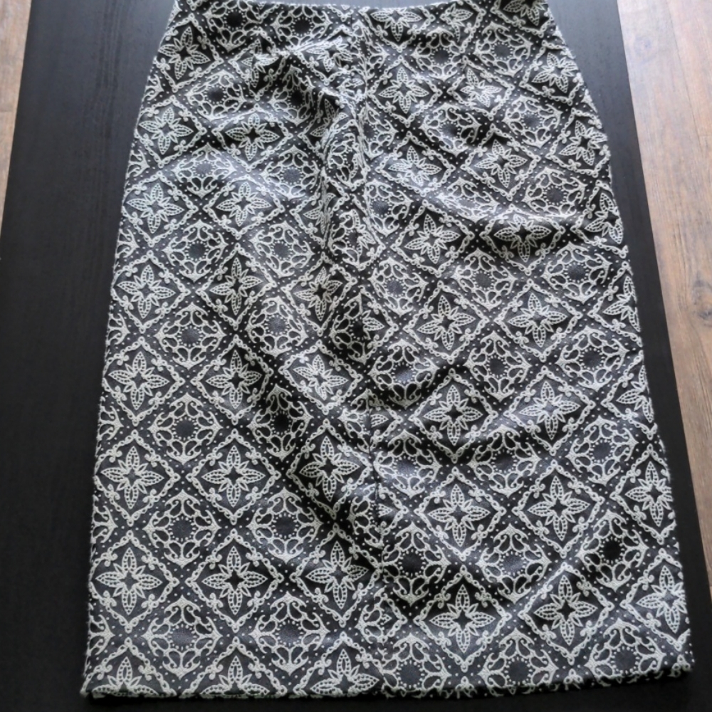 Zara midi skirt in black. Size-M